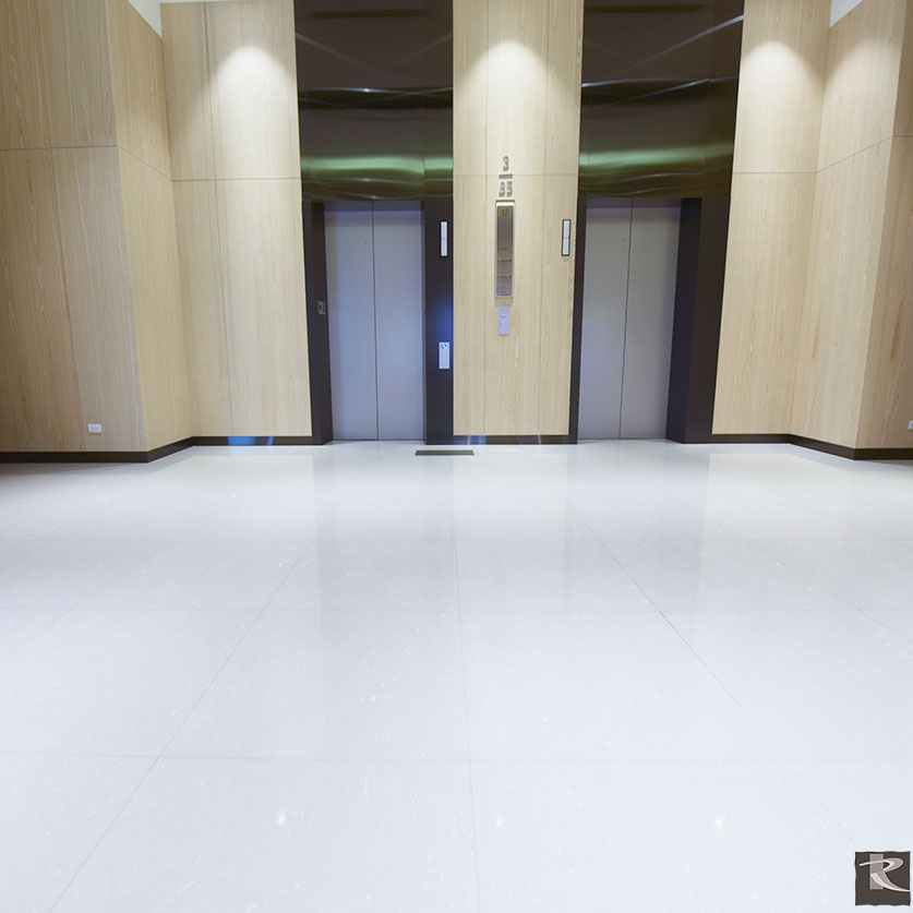 台北中國信託銀行總部購物中心以維納斯系列鋪設穿堂及電梯空間，氣勢又氣派。